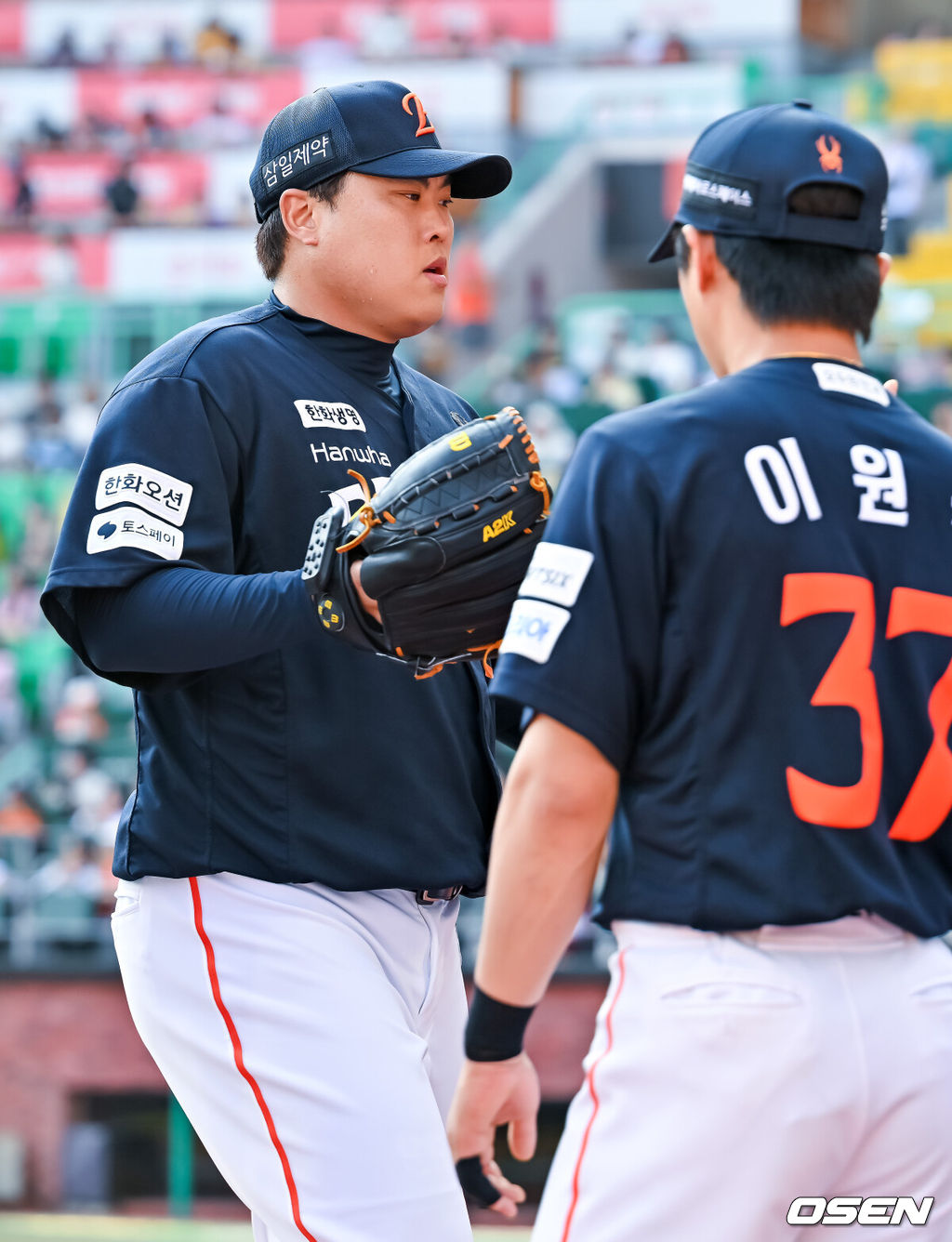 28일 인천 SSG랜더스필드에서 ‘2026 신한 SOL Bank KBO리그’ SSG 랜더스와 한화 이글스의 경기가 열렸다.이날 SSG는 최민준, 한화는 류현진을 선발로 내세웠다.2회말을 마친 한화 선발 류현진이 덕아웃으로 향하며 하이파이브를 하고 있다. 2026.06.28 / rumi@osen.co.kr