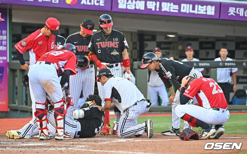 28일 부산 사직야구장에서 2026 신한 SOL KBO 리그 롯데 자이언츠와 LG 트윈스의 경기가 열렸다. 홈팀 롯데는 비슬리가, 방문팀 LG는 장현식이 선발 출전했다.LG 트윈스 송찬의가 5회초 1사 1루 롯데 자이언츠 선발 투수 비슬리의 헤드샷을 맞고 통증을 호소하고 있다. 롯데 비슬리가 바로 달려와 걱정스러운 표정을 짓고 있다. 2026.06.28 / foto0307@osen.co.kr