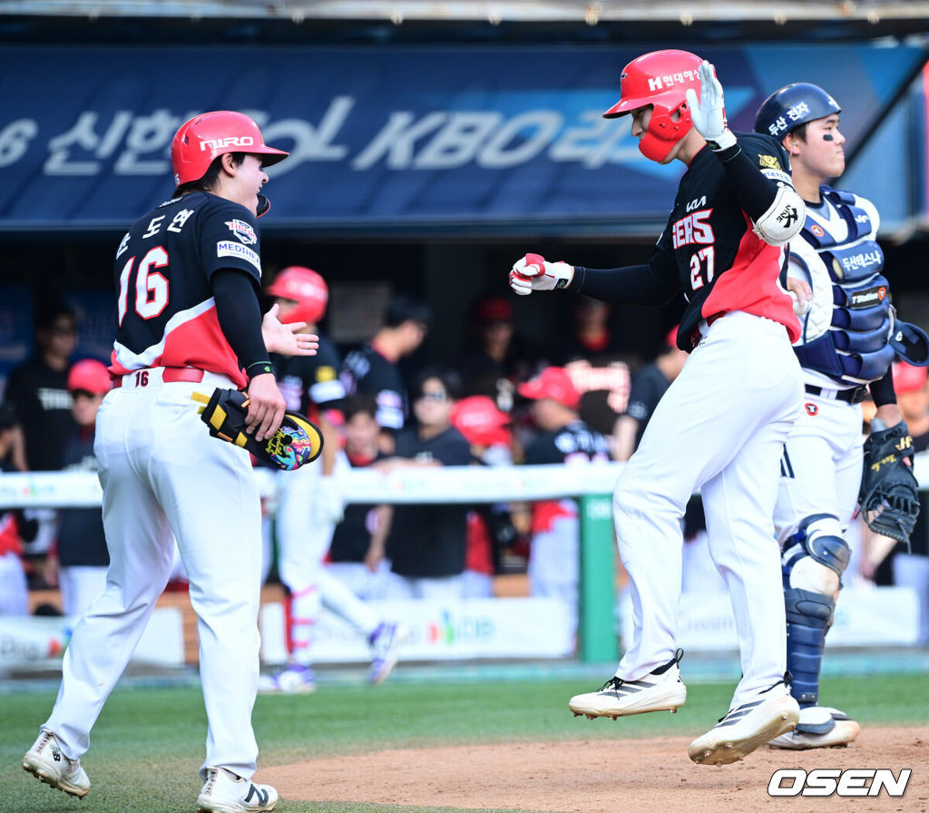 28일 서울 잠실야구장에서 ‘2026 신한 SOL Bank KBO리그’ 두산 베어스와 KIA 타이거즈의 경기가 열렸다.홈팀 두산은 최승용, 방문팀 KIA는 김태형을 선발로 내세웠다.5회초 2사 2루 상황 KIA 김호령이 선제 좌월 투런포를 날리고 홈을 밟으며 윤도현과 기뻐하고 있다. 2026.06.28 / dreamer@osen.co.kr