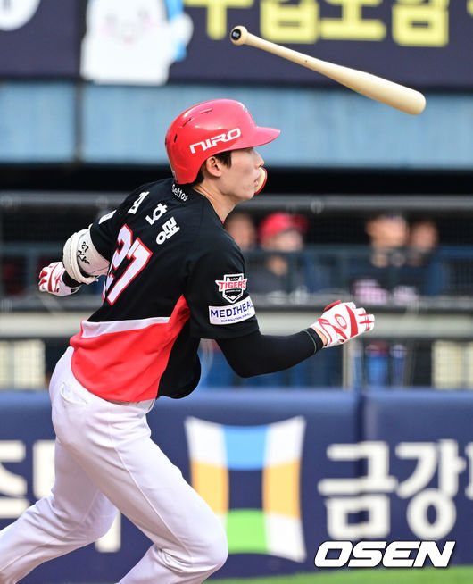 [OSEN=잠실, 최규한 기자] 28일 서울 잠실야구장에서 ‘2026 신한 SOL Bank KBO리그’ 두산 베어스와 KIA 타이거즈의 경기가 열렸다.홈팀 두산은 최승용, 방문팀 KIA는 김태형을 선발로 내세웠다.6회초 1사 만루 상황 KIA 김호령이 싹쓸이 3타점 2루타를 날리고 있다. 2026.06.28 / dreamer@osen.co.kr