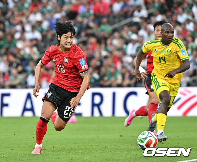 [OSEN=몬테레이(멕시코), 이대선 기자] 홍명보 감독이 이끄는 대한민국 축구대표팀은 25일(이하 한국시간) 오전 10시 멕시코 몬테레이 스타디움에서 개최된 2026 국제축구연맹(FIFA) 북중미 월드컵 조별리그 A조 최종전에서 남아프리카공화국에게 0-1 충격패를 당했다.&nbsp;1승2패가 된 한국은 A조 3위로 밀리며 32강 자력진출에 실패했다. 한국은 나머지 조들의 상황을 따져보고 32강에 진출할 가능성은 남아있다.후반 대한민국 설영우가 드리블 돌파를 하고 있다. 2026.06.25 /sunday@osen.co.kr