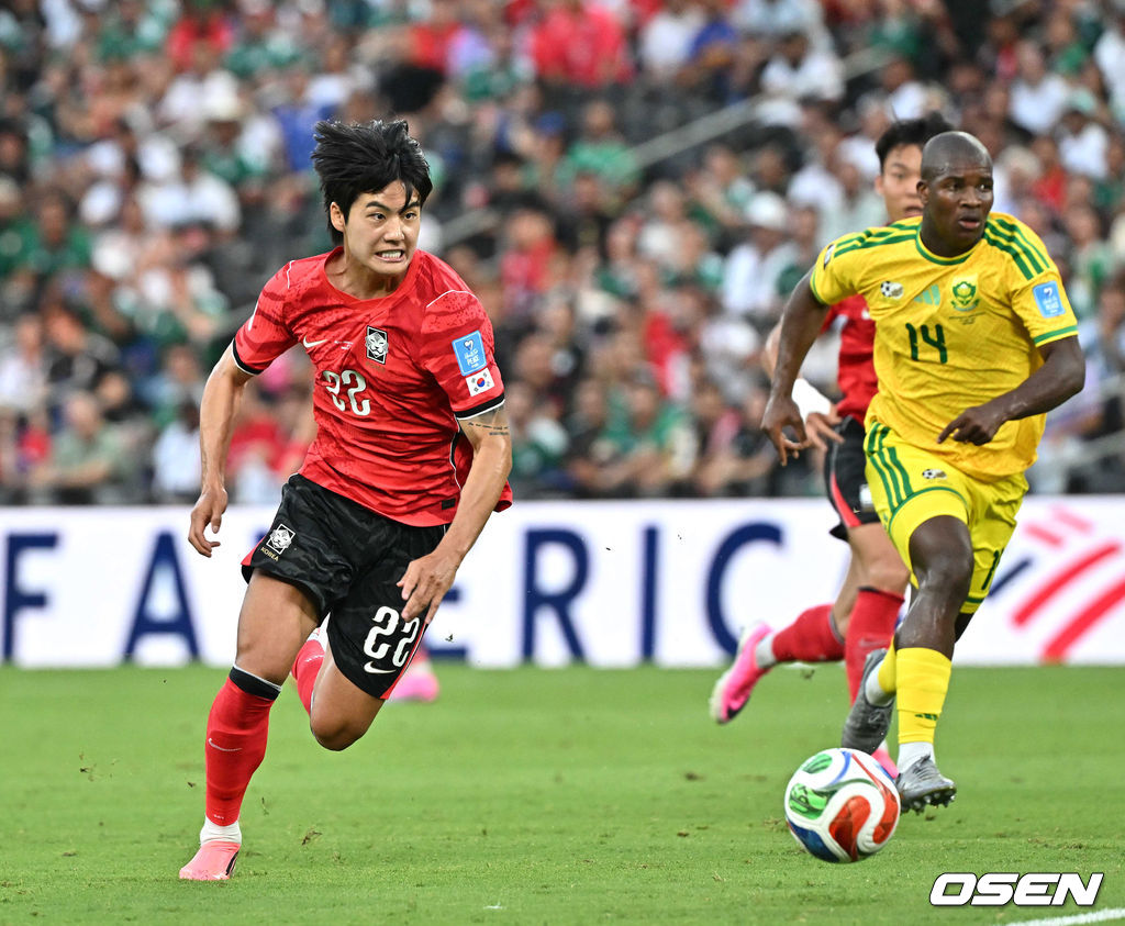 홍명보 감독이 이끄는 대한민국 축구대표팀은 25일(이하 한국시간) 오전 10시 멕시코 몬테레이 스타디움에서 개최된 2026 국제축구연맹(FIFA) 북중미 월드컵 조별리그 A조 최종전에서 남아프리카공화국에게 0-1 충격패를 당했다. 1승2패가 된 한국은 A조 3위로 밀리며 32강 자력진출에 실패했다. 한국은 나머지 조들의 상황을 따져보고 32강에 진출할 가능성은 남아있다.후반 대한민국 설영우가 드리블 돌파를 하고 있다. 2026.06.25 /sunday@osen.co.kr
