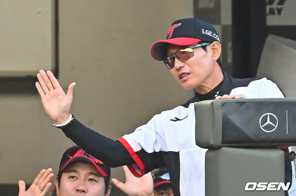 염경엽 감독과 함께한 문정빈의 홈런 축하