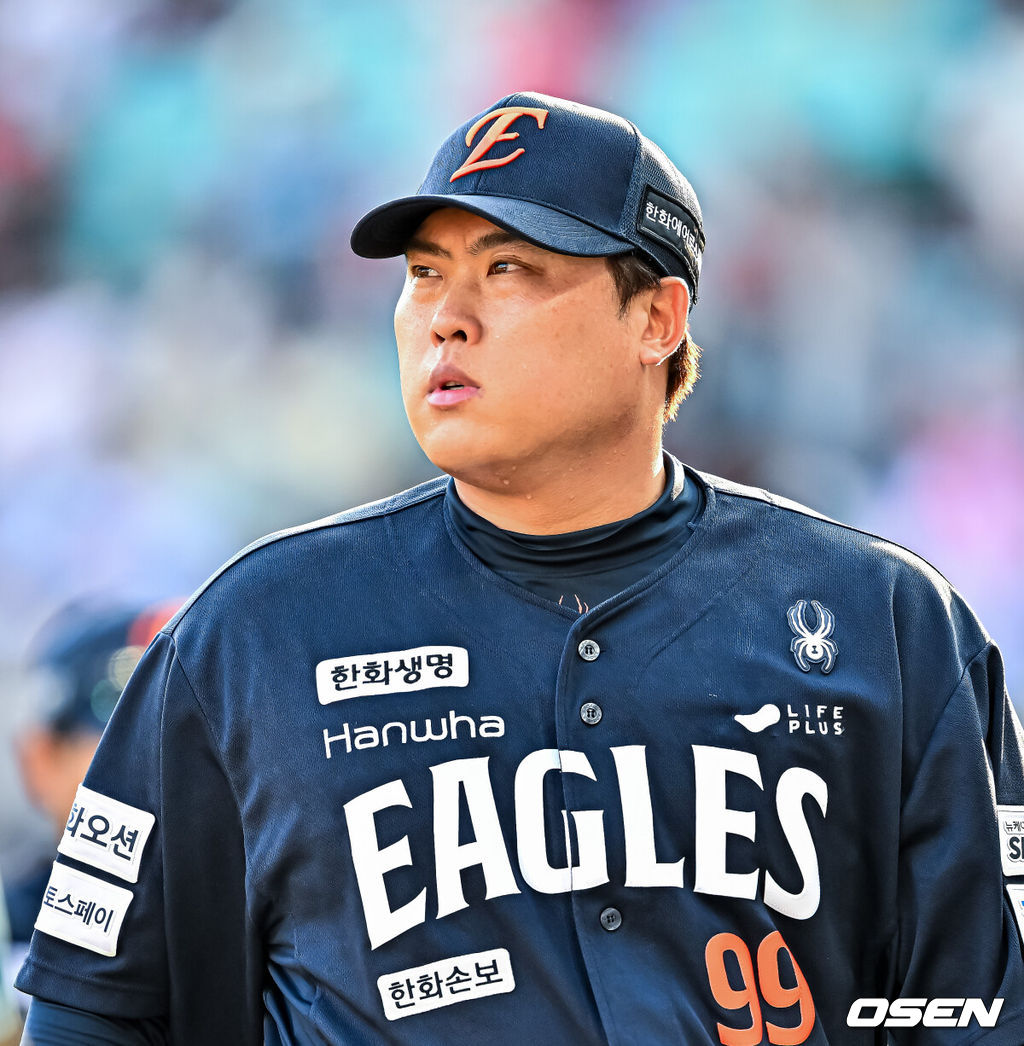 28일 인천 SSG랜더스필드에서 ‘2026 신한 SOL Bank KBO리그’ SSG 랜더스와 한화 이글스의 경기가 열렸다.이날 SSG는 최민준, 한화는 류현진을 선발로 내세웠다.4회말을 마친 한화 선발 류현진이 아쉬운 표정으로 덕아웃으로 향하고 있다. 2026.06.28 / rumi@osen.co.kr