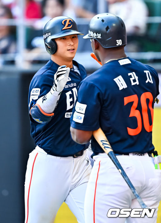 [OSEN=인천, 민경훈 기자] 28일 인천 SSG랜더스필드에서 ‘2026 신한 SOL Bank KBO리그’ SSG 랜더스와 한화 이글스의 경기가 열렸다.이날 SSG는 최민준, 한화는 류현진을 선발로 내세웠다.3회초 1사 주자 1루 한화 최인호가 우월 선취 투런 홈런을 때린 후 홈을 밟으며 기뻐하고 있다. 2026.06.28 / rumi@osen.co.kr