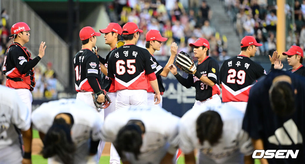 28일 서울 잠실야구장에서 ‘2026 신한 SOL Bank KBO리그’ 두산 베어스와 KIA 타이거즈의 경기가 열렸다.이날 경기는 방문팀 KIA가 12-1 대승을 거두며 연패 탈출에 성공했다.경기를 마치고 승리한 KIA 선수들이 인사를 나누고 있다. 2026.06.28 / dreamer@osen.co.kr