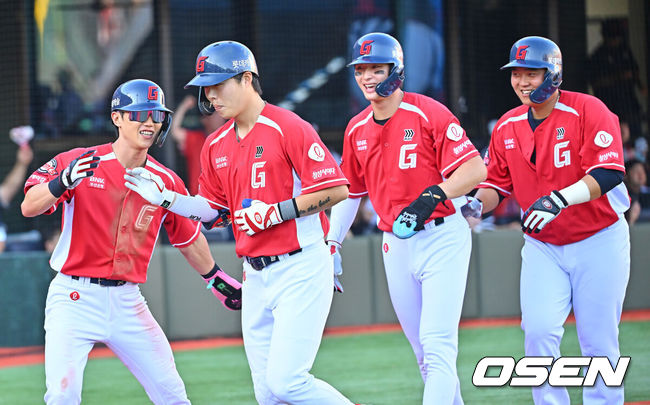 [OSEN=부산, 이석우 기자] 28일 부산 사직야구장에서 2026 신한 SOL KBO 리그 롯데 자이언츠와 LG 트윈스의 경기가 열렸다. 홈팀 롯데는 비슬리가, 방문팀 LG는 장현식이 선발 출전했다.롯데 자이언츠 고승민이 3회말 2사 만루 우월 만루 홈런을 치고 하이파이브를 하고 있다. 2026.06.28 / foto0307@osen.co.kr