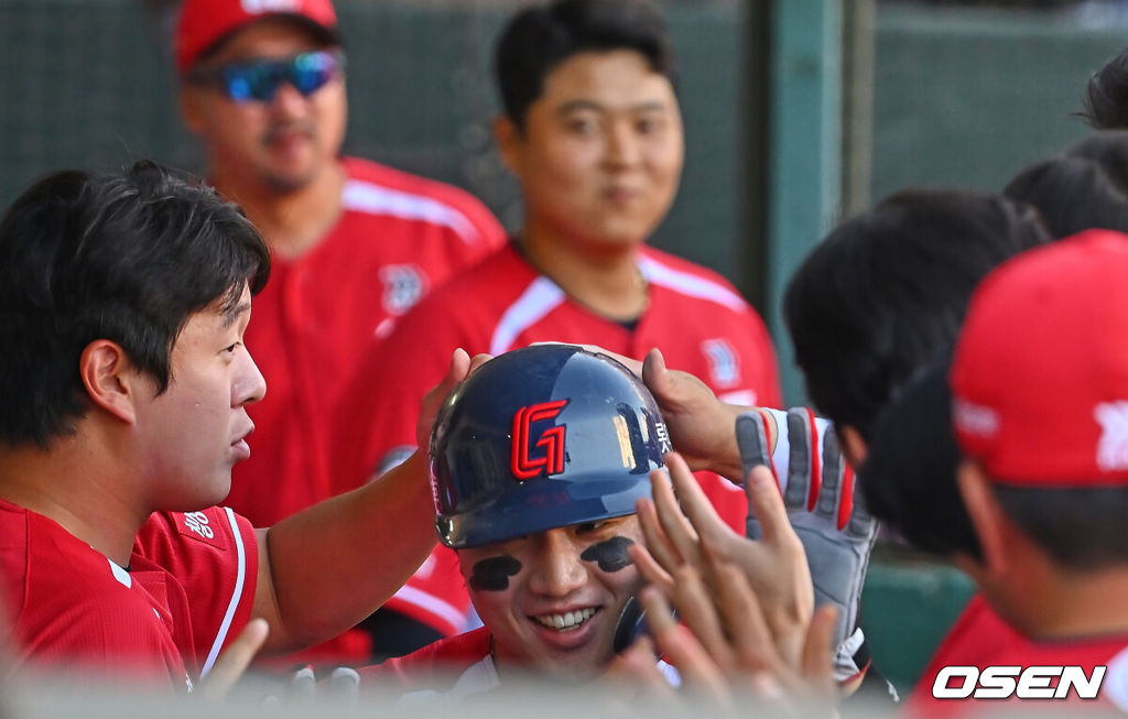 28일 부산 사직야구장에서 2026 신한 SOL KBO 리그 롯데 자이언츠와 LG 트윈스의 경기가 열렸다. 홈팀 롯데는 비슬리가, 방문팀 LG는 장현식이 선발 출전했다.롯데 자이언츠 손성빈이 3회말 무사 2루 황성빈의 중견수 왼쪽 1타점 안타때 득점을 올리고 하이파이브를 하고 있다. 2026.06.28 / foto0307@osen.co.kr