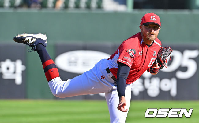 [OSEN=부산, 이석우 기자] 28일 부산 사직야구장에서 2026 신한 SOL KBO 리그 롯데 자이언츠와 LG 트윈스의 경기가 열렸다. 홈팀 롯데는 비슬리가, 방문팀 LG는 장현식이 선발 출전했다.롯데 자이언츠 선발 투수 비슬리가 역투하고 있다. 2026.06.28 / foto0307@osen.co.kr