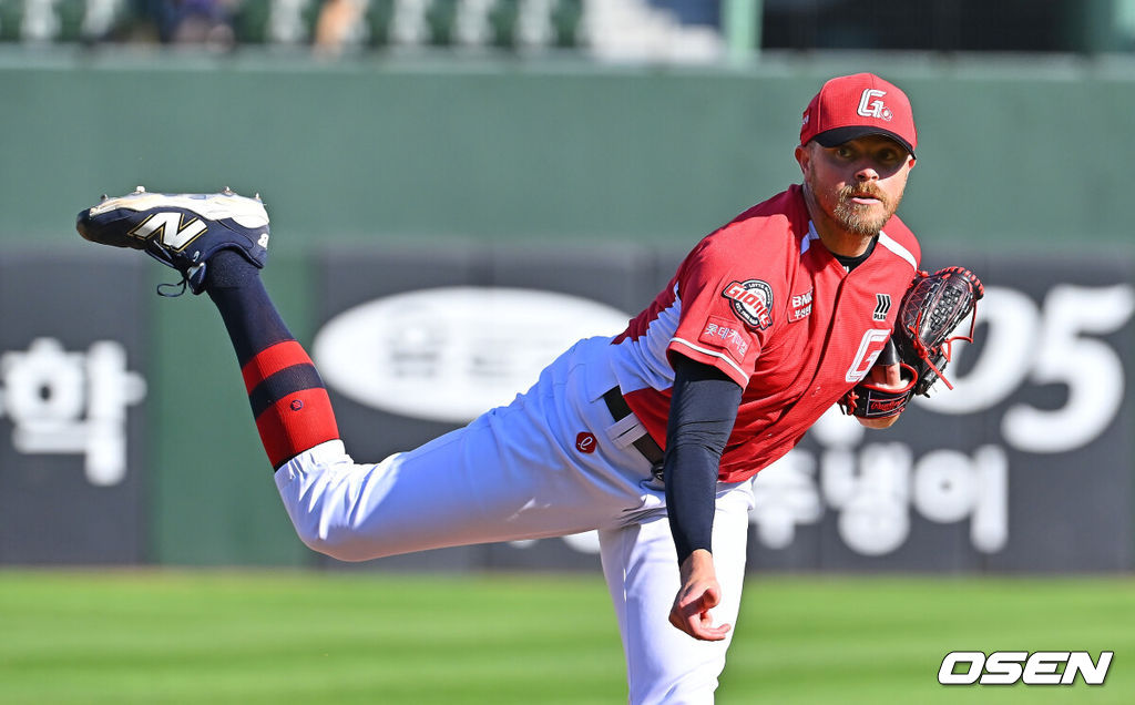 28일 부산 사직야구장에서 2026 신한 SOL KBO 리그 롯데 자이언츠와 LG 트윈스의 경기가 열렸다. 홈팀 롯데는 비슬리가, 방문팀 LG는 장현식이 선발 출전했다.롯데 자이언츠 선발 투수 비슬리가 역투하고 있다. 2026.06.28 / foto0307@osen.co.kr