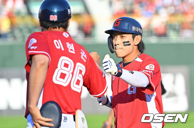 [OSEN=부산, 이석우 기자] 28일 부산 사직야구장에서 2026 신한 SOL KBO 리그 롯데 자이언츠와 LG 트윈스의 경기가 열렸다. 홈팀 롯데는 비슬리가, 방문팀 LG는 장현식이 선발 출전했다.롯데 자이언츠 황성빈이 3회말 무사 2루 중견수 왼쪽 1타점 안타를 치고 하이파이브를 하고 있다. 2026.06.28 / foto0307@osen.co.kr