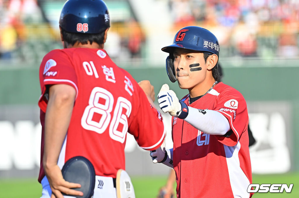 28일 부산 사직야구장에서 2026 신한 SOL KBO 리그 롯데 자이언츠와 LG 트윈스의 경기가 열렸다. 홈팀 롯데는 비슬리가, 방문팀 LG는 장현식이 선발 출전했다.롯데 자이언츠 황성빈이 3회말 무사 2루 중견수 왼쪽 1타점 안타를 치고 하이파이브를 하고 있다. 2026.06.28 / foto0307@osen.co.kr
