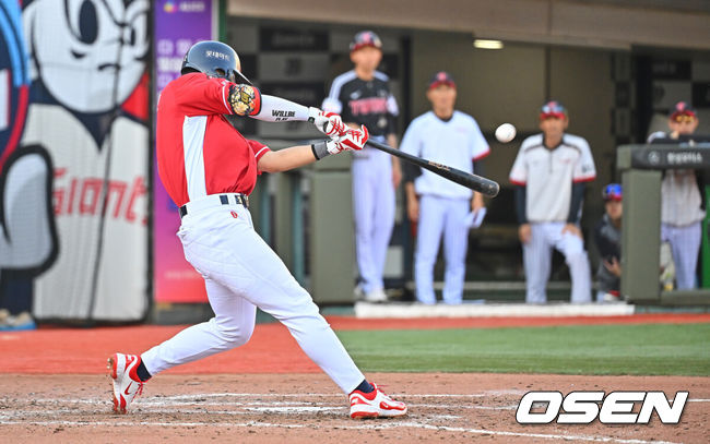 [OSEN=부산, 이석우 기자] 28일 부산 사직야구장에서 2026 신한 SOL KBO 리그 롯데 자이언츠와 LG 트윈스의 경기가 열렸다. 홈팀 롯데는 비슬리가, 방문팀 LG는 장현식이 선발 출전했다.롯데 자이언츠 고승민이 3회말 2사 만루 우월 만루 홈런을 치고 있다. 2026.06.28 / foto0307@osen.co.kr