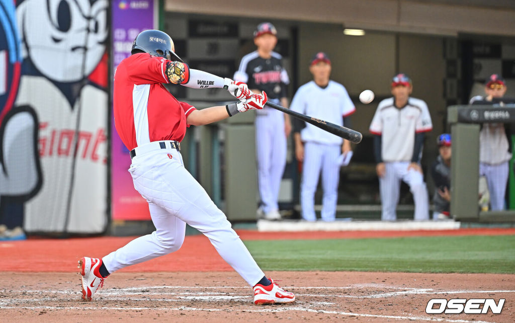 28일 부산 사직야구장에서 2026 신한 SOL KBO 리그 롯데 자이언츠와 LG 트윈스의 경기가 열렸다. 홈팀 롯데는 비슬리가, 방문팀 LG는 장현식이 선발 출전했다.롯데 자이언츠 고승민이 3회말 2사 만루 우월 만루 홈런을 치고 있다. 2026.06.28 / foto0307@osen.co.kr