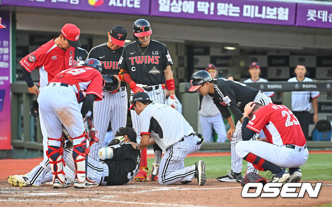 [OSEN=부산, 이석우 기자] 28일 부산 사직야구장에서 2026 신한 SOL KBO 리그 롯데 자이언츠와 LG 트윈스의 경기가 열렸다. 홈팀 롯데는 비슬리가, 방문팀 LG는 장현식이 선발 출전했다.LG 트윈스 송찬의가 5회초 1사 1루 롯데 자이언츠 선발 투수 비슬리의 헤드샷을 맞고 통증을 호소하고 있다. 롯데 비슬리가 바로 달려와 걱정스러운 표정을 짓고 있다. 2026.06.28 / foto0307@osen.co.kr