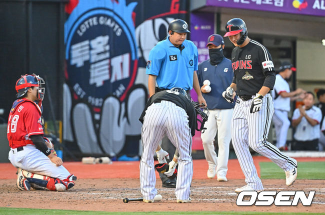 [OSEN=부산, 이석우 기자] 28일 부산 사직야구장에서 2026 신한 SOL KBO 리그 롯데 자이언츠와 LG 트윈스의 경기가 열렸다. 홈팀 롯데는 비슬리가, 방문팀 LG는 장현식이 선발 출전했다.LG 트윈스 문정빈이 2사 만루 문성주의 밀어내기 볼넷에 득점을 올리고 있다. 2026.06.28 / foto0307@osen.co.kr