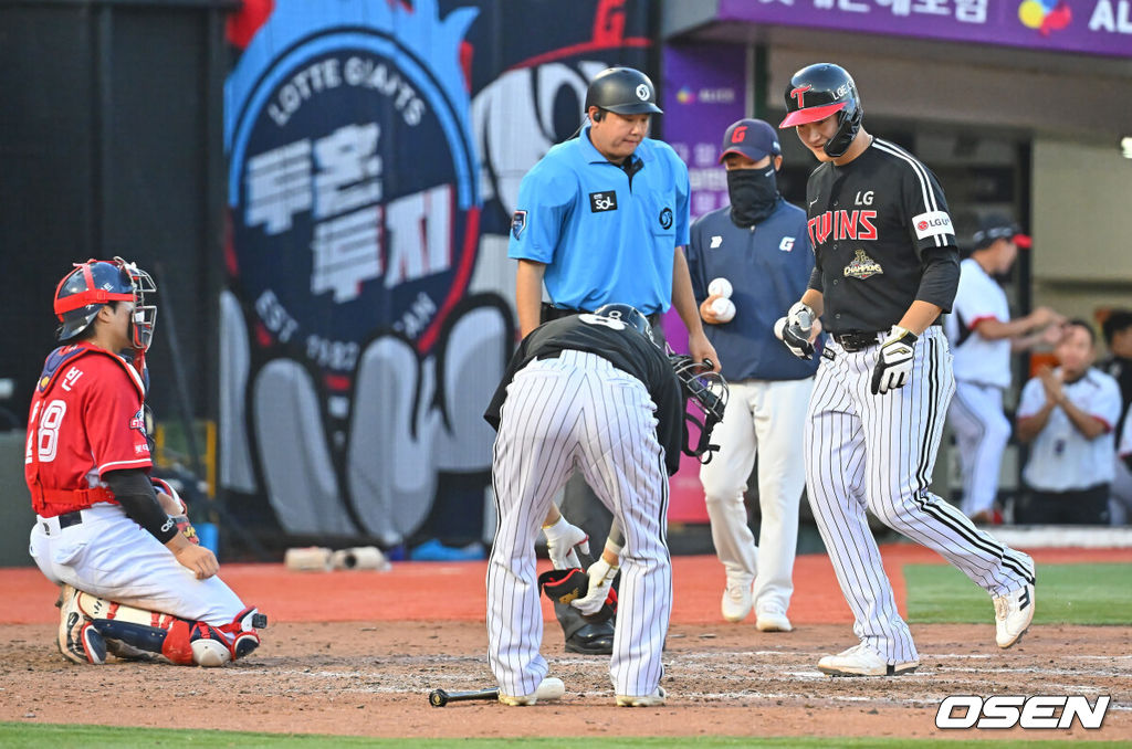 28일 부산 사직야구장에서 2026 신한 SOL KBO 리그 롯데 자이언츠와 LG 트윈스의 경기가 열렸다. 홈팀 롯데는 비슬리가, 방문팀 LG는 장현식이 선발 출전했다.LG 트윈스 문정빈이 2사 만루 문성주의 밀어내기 볼넷에 득점을 올리고 있다. 2026.06.28 / foto0307@osen.co.kr