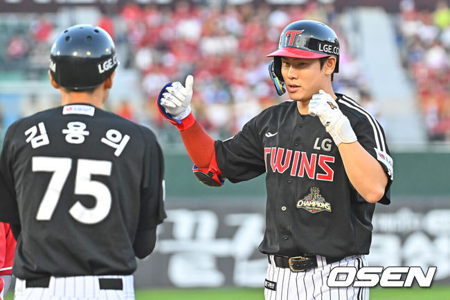 [OSEN=부산, 이석우 기자] 28일 부산 사직야구장에서 2026 신한 SOL KBO 리그 롯데 자이언츠와 LG 트윈스의 경기가 열렸다. 홈팀 롯데는 비슬리가, 방문팀 LG는 장현식이 선발 출전했다.LG 트윈스 홍창기가 2사 만루 좌익수 앞 1타점 안타를 치고 세리머니를 하고 있다. 2026.06.28 / foto0307@osen.co.kr