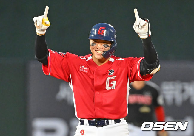 [OSEN=부산, 이석우 기자] 28일 부산 사직야구장에서 2026 신한 SOL KBO 리그 롯데 자이언츠와 LG 트윈스의 경기가 열렸다. 홈팀 롯데는 비슬리가, 방문팀 LG는 장현식이 선발 출전했다.롯데 자이언츠 손성빈이 6회말 2사 1,2루 좌중간 2타점 2루타를 치고 세리머니를 하고 있다. 2026.06.28 / foto0307@osen.co.kr