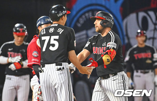 [OSEN=부산, 이석우 기자] 28일 부산 사직야구장에서 2026 신한 SOL KBO 리그 롯데 자이언츠와 LG 트윈스의 경기가 열렸다. 홈팀 롯데는 비슬리가, 방문팀 LG는 장현식이 선발 출전했다.LG 트윈스 오스틴이 8회초 1사 1루 좌중월 2점 홈런을 치고 하이파이브를 하고 있다. 2026.06.28 / foto0307@osen.co.kr