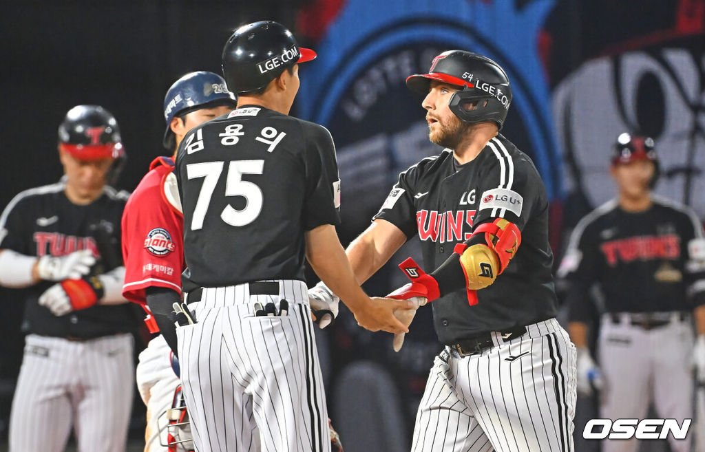 28일 부산 사직야구장에서 2026 신한 SOL KBO 리그 롯데 자이언츠와 LG 트윈스의 경기가 열렸다. 홈팀 롯데는 비슬리가, 방문팀 LG는 장현식이 선발 출전했다.LG 트윈스 오스틴이 8회초 1사 1루 좌중월 2점 홈런을 치고 하이파이브를 하고 있다. 2026.06.28 / foto0307@osen.co.kr