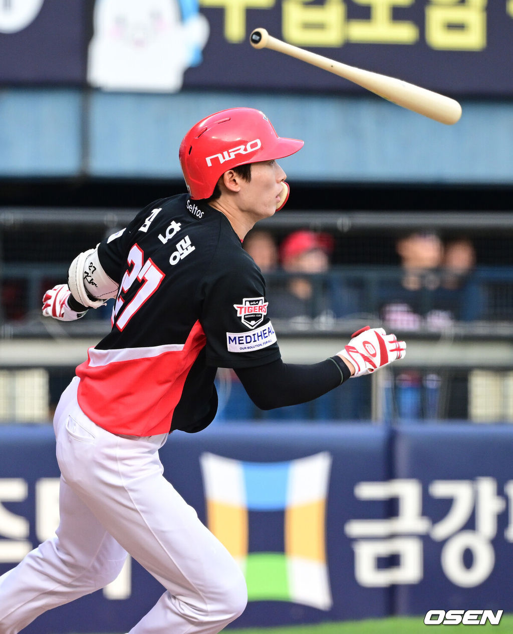 28일 서울 잠실야구장에서 ‘2026 신한 SOL Bank KBO리그’ 두산 베어스와 KIA 타이거즈의 경기가 열렸다.홈팀 두산은 최승용, 방문팀 KIA는 김태형을 선발로 내세웠다.6회초 1사 만루 상황 KIA 김호령이 싹쓸이 3타점 2루타를 날리고 있다. 2026.06.28 / dreamer@osen.co.kr