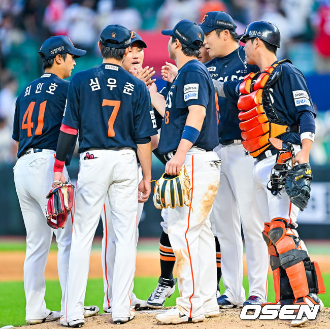 [OSEN=인천, 민경훈 기자] 28일 인천 SSG랜더스필드에서 ‘2026 신한 SOL Bank KBO리그’ SSG 랜더스와 한화 이글스의 경기가 열렸다.이 경기에서 한화는 페라자의 9회 한화 페라자의 스리런포의 힘입어 6-3으로 승리했다. 이날 승리로 최근 3연승, SSG전 6연승을 달성한 한화는 37승37패2무로 5할 승률에 복귀했다. 반면 4연패에 빠진 SSG는 30승45패2무가 됐다.경기를 마치고 한화 선수들이 마운드 위에서 승리의 기쁨을 나누고 있다. 2026.06.28 / rumi@osen.co.kr