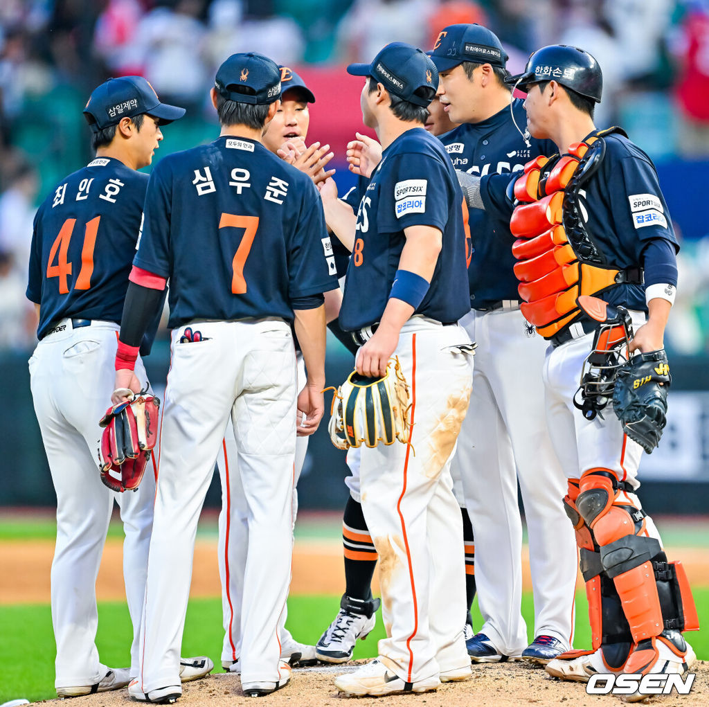 28일 인천 SSG랜더스필드에서 ‘2026 신한 SOL Bank KBO리그’ SSG 랜더스와 한화 이글스의 경기가 열렸다.이 경기에서 한화는 페라자의 9회 한화 페라자의 스리런포의 힘입어 6-3으로 승리했다. 이날 승리로 최근 3연승, SSG전 6연승을 달성한 한화는 37승37패2무로 5할 승률에 복귀했다. 반면 4연패에 빠진 SSG는 30승45패2무가 됐다.경기를 마치고 한화 선수들이 마운드 위에서 승리의 기쁨을 나누고 있다. 2026.06.28 / rumi@osen.co.kr