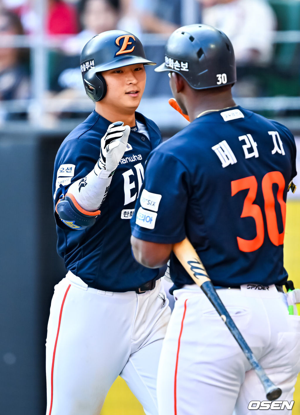 28일 인천 SSG랜더스필드에서 ‘2026 신한 SOL Bank KBO리그’ SSG 랜더스와 한화 이글스의 경기가 열렸다.이날 SSG는 최민준, 한화는 류현진을 선발로 내세웠다.3회초 1사 주자 1루 한화 최인호가 우월 선취 투런 홈런을 때린 후 홈을 밟으며 기뻐하고 있다. 2026.06.28 / rumi@osen.co.kr