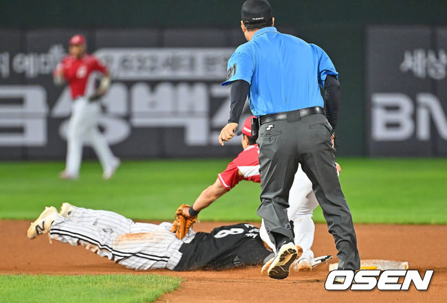 [OSEN=부산, 이석우 기자] 28일 부산 사직야구장에서 2026 신한 SOL KBO 리그 롯데 자이언츠와 LG 트윈스의 경기가 열렸다. 홈팀 롯데는 비슬리가, 방문팀 LG는 장현식이 선발 출전했다.LG 트윈스 문성주가 9회초 무사 1,2루 구본혁 타석때 롯데 자이언츠 손성빈 포수의 견제에 2루에서 아웃되고 있다. 2026.06.28 / foto0307@osen.co.kr