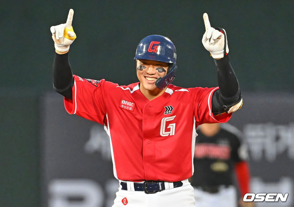 28일 부산 사직야구장에서 2026 신한 SOL KBO 리그 롯데 자이언츠와 LG 트윈스의 경기가 열렸다. 홈팀 롯데는 비슬리가, 방문팀 LG는 장현식이 선발 출전했다.롯데 자이언츠 손성빈이 6회말 2사 1,2루 좌중간 2타점 2루타를 치고 세리머니를 하고 있다. 2026.06.28 / foto0307@osen.co.kr