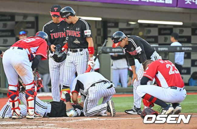 [OSEN=부산, 이석우 기자] 28일 부산 사직야구장에서 2026 신한 SOL KBO 리그 롯데 자이언츠와 LG 트윈스의 경기가 열렸다. 홈팀 롯데는 비슬리가, 방문팀 LG는 장현식이 선발 출전했다.LG 트윈스 송찬의가 5회초 1사 1루 롯데 자이언츠 선발 투수 비슬리의 헤드샷을 맞고 통증을 호소하고 있다. 롯데 비슬리가 바로 달려와 괴로워하고 있다. 2026.06.28 / foto0307@osen.co.kr
