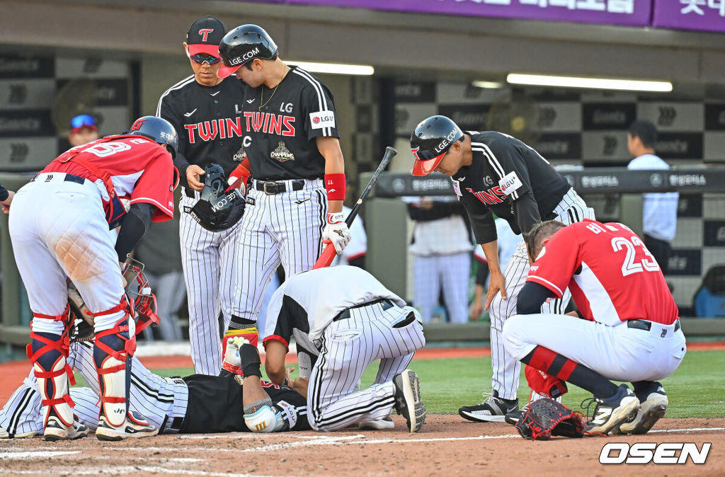 28일 부산 사직야구장에서 2026 신한 SOL KBO 리그 롯데 자이언츠와 LG 트윈스의 경기가 열렸다. 홈팀 롯데는 비슬리가, 방문팀 LG는 장현식이 선발 출전했다.LG 트윈스 송찬의가 5회초 1사 1루 롯데 자이언츠 선발 투수 비슬리의 헤드샷을 맞고 통증을 호소하고 있다. 롯데 비슬리가 바로 달려와 괴로워하고 있다. 2026.06.28 / foto0307@osen.co.kr