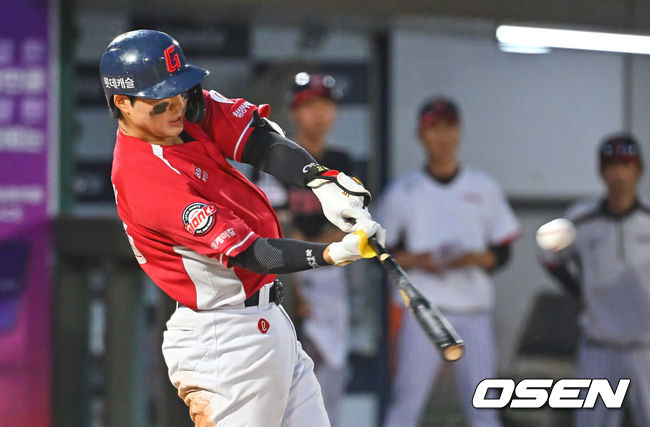 [OSEN=부산, 이석우 기자] 28일 부산 사직야구장에서 2026 신한 SOL KBO 리그 롯데 자이언츠와 LG 트윈스의 경기가 열렸다. 홈팀 롯데는 비슬리가, 방문팀 LG는 장현식이 선발 출전했다.롯데 자이언츠 손성빈이 6회말 2사 1,2루 좌중간 2타점 2루타를 치고 있다. 2026.06.28 / foto0307@osen.co.kr