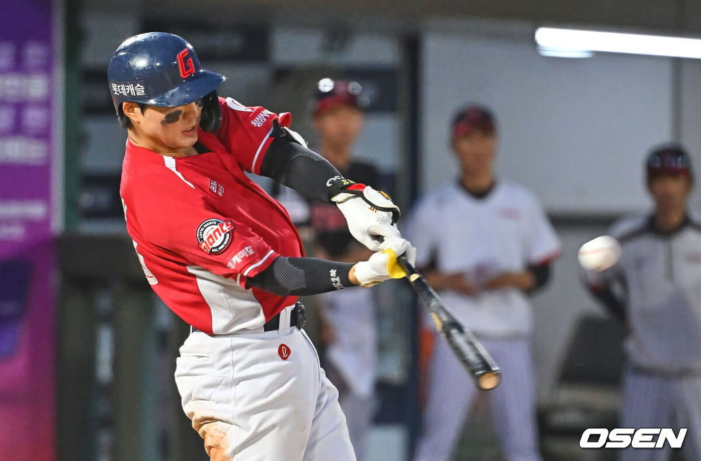 28일 부산 사직야구장에서 2026 신한 SOL KBO 리그 롯데 자이언츠와 LG 트윈스의 경기가 열렸다. 홈팀 롯데는 비슬리가, 방문팀 LG는 장현식이 선발 출전했다.롯데 자이언츠 손성빈이 6회말 2사 1,2루 좌중간 2타점 2루타를 치고 있다. 2026.06.28 / foto0307@osen.co.kr