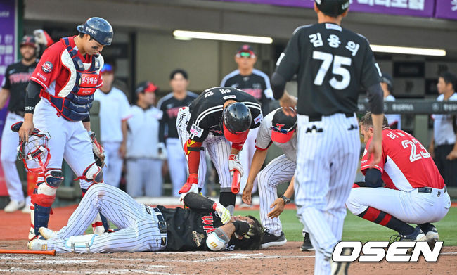 [OSEN=부산, 이석우 기자] 28일 부산 사직야구장에서 2026 신한 SOL KBO 리그 롯데 자이언츠와 LG 트윈스의 경기가 열렸다. 홈팀 롯데는 비슬리가, 방문팀 LG는 장현식이 선발 출전했다.LG 트윈스 송찬의가 5회초 1사 1루 롯데 자이언츠 선발 투수 비슬리의 헤드샷을 맞고 통증을 호소하고 있다. 롯데 비슬리가 바로 달려와 걱정스러운 표정을 짓고 있다. 2026.06.28 / foto0307@osen.co.kr