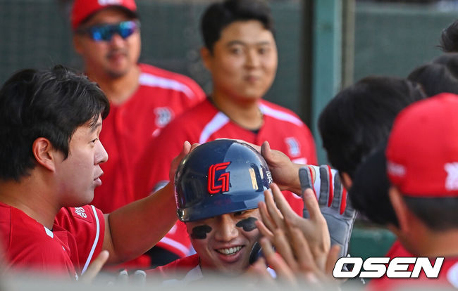 [OSEN=부산, 이석우 기자] 28일 부산 사직야구장에서 2026 신한 SOL KBO 리그 롯데 자이언츠와 LG 트윈스의 경기가 열렸다. 홈팀 롯데는 비슬리가, 방문팀 LG는 장현식이 선발 출전했다.롯데 자이언츠 손성빈이 3회말 무사 2루 황성빈의 중견수 왼쪽 1타점 안타때 득점을 올리고 하이파이브를 하고 있다. 2026.06.28 / foto0307@osen.co.kr
