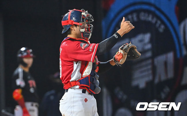 [OSEN=부산, 이석우 기자] 28일 부산 사직야구장에서 2026 신한 SOL KBO 리그 롯데 자이언츠와 LG 트윈스의 경기가 열렸다. 홈팀 롯데는 비슬리가, 방문팀 LG는 장현식이 선발 출전했다.롯데 자이언츠 손성빈이 9회초 무사 1,2루 LG 트윈스 문성주를 견제로 잡고 엄지척을 하고 있다. 2026.06.28 / foto0307@osen.co.kr