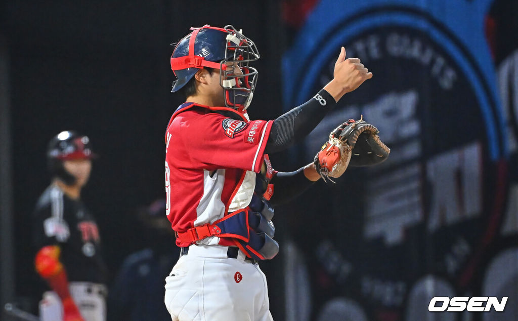 28일 부산 사직야구장에서 2026 신한 SOL KBO 리그 롯데 자이언츠와 LG 트윈스의 경기가 열렸다. 홈팀 롯데는 비슬리가, 방문팀 LG는 장현식이 선발 출전했다.롯데 자이언츠 손성빈이 9회초 무사 1,2루 LG 트윈스 문성주를 견제로 잡고 엄지척을 하고 있다. 2026.06.28 / foto0307@osen.co.kr