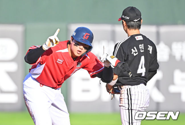 [OSEN=부산, 이석우 기자] 28일 부산 사직야구장에서 2026 신한 SOL KBO 리그 롯데 자이언츠와 LG 트윈스의 경기가 열렸다. 홈팀 롯데는 비슬리가, 방문팀 LG는 장현식이 선발 출전했다.롯데 자이언츠 손성빈이 3회말 좌익수 앞 2루타를 치고 세리머니를 하고 있다. 2026.06.28 / foto0307@osen.co.kr