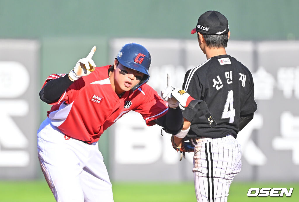 28일 부산 사직야구장에서 2026 신한 SOL KBO 리그 롯데 자이언츠와 LG 트윈스의 경기가 열렸다. 홈팀 롯데는 비슬리가, 방문팀 LG는 장현식이 선발 출전했다.롯데 자이언츠 손성빈이 3회말 좌익수 앞 2루타를 치고 세리머니를 하고 있다. 2026.06.28 / foto0307@osen.co.kr