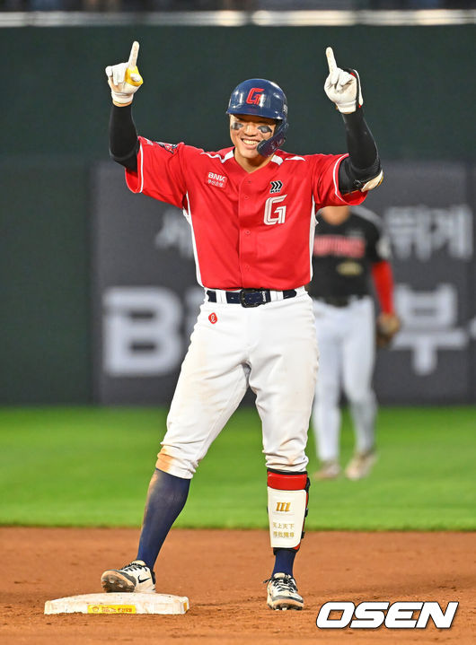 [OSEN=부산, 이석우 기자] 28일 부산 사직야구장에서 2026 신한 SOL KBO 리그 롯데 자이언츠와 LG 트윈스의 경기가 열렸다. 홈팀 롯데는 비슬리가, 방문팀 LG는 장현식이 선발 출전했다.롯데 자이언츠 손성빈이 6회말 2사 1,2루 좌중간 2타점 2루타를 치고 세리머니를 하고 있다. 2026.06.28 / foto0307@osen.co.kr