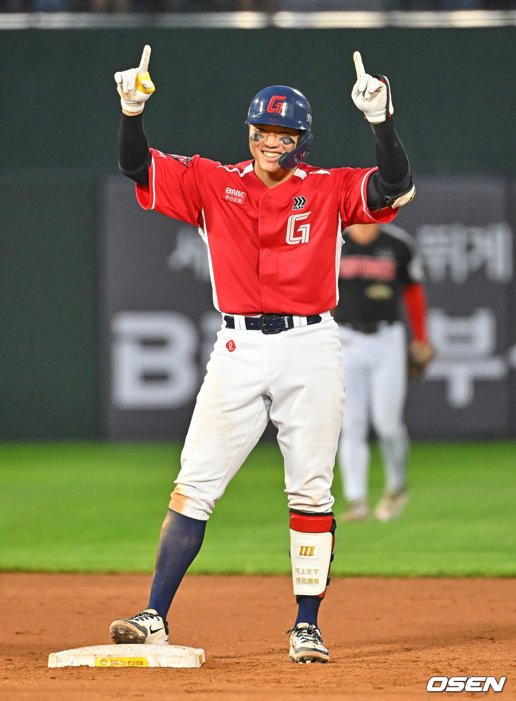 28일 부산 사직야구장에서 2026 신한 SOL KBO 리그 롯데 자이언츠와 LG 트윈스의 경기가 열렸다. 홈팀 롯데는 비슬리가, 방문팀 LG는 장현식이 선발 출전했다.롯데 자이언츠 손성빈이 6회말 2사 1,2루 좌중간 2타점 2루타를 치고 세리머니를 하고 있다. 2026.06.28 / foto0307@osen.co.kr