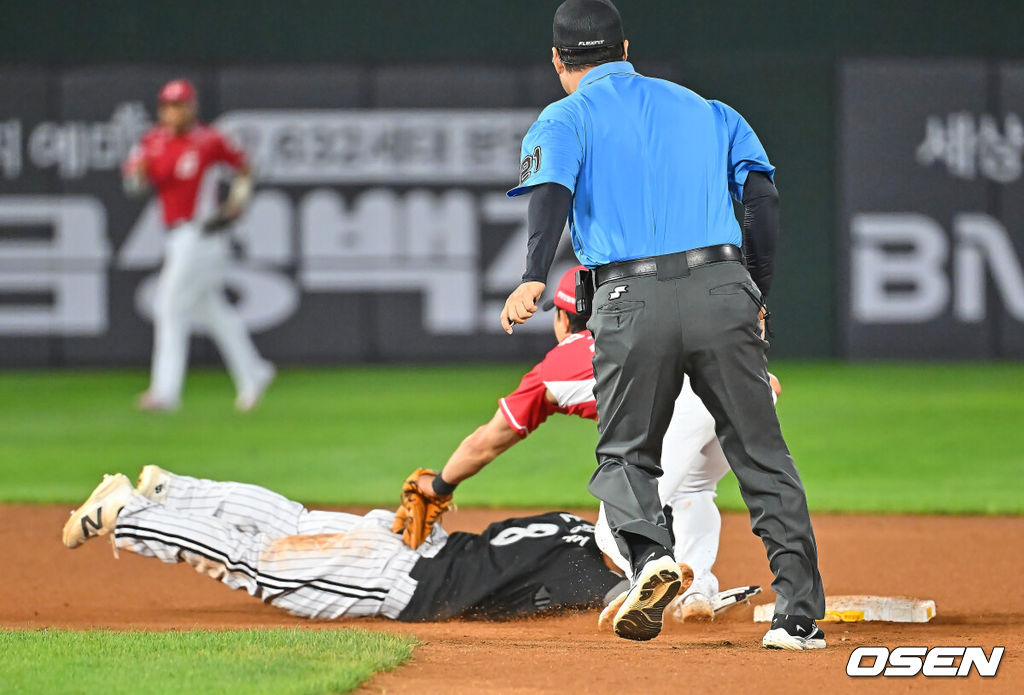 28일 부산 사직야구장에서 2026 신한 SOL KBO 리그 롯데 자이언츠와 LG 트윈스의 경기가 열렸다. 홈팀 롯데는 비슬리가, 방문팀 LG는 장현식이 선발 출전했다.LG 트윈스 문성주가 9회초 무사 1,2루 구본혁 타석때 롯데 자이언츠 손성빈 포수의 견제에 2루에서 아웃되고 있다. 2026.06.28 / foto0307@osen.co.kr