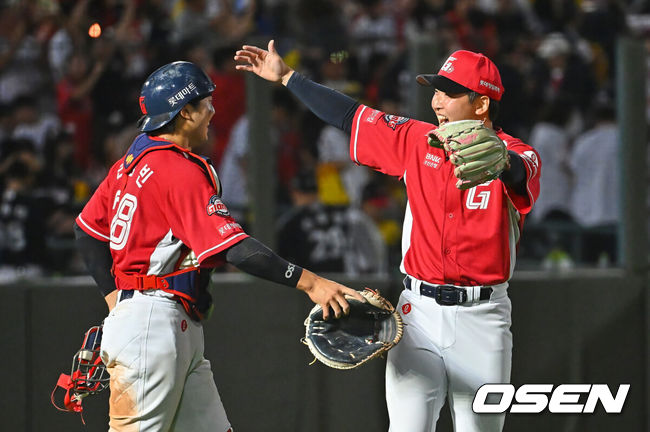 [OSEN=부산, 이석우 기자] 28일 부산 사직야구장에서 2026 신한 SOL KBO 리그 롯데 자이언츠와 LG 트윈스의 경기가 열렸다. 홈팀 롯데는 비슬리가, 방문팀 LG는 장현식이 선발 출전했다.롯데 자이언츠 최준용과 손성빈이 9회초 1사 1루 LG 트윈스 구본혁을 2루수 병살로 잡고 11-9로 승리한 후 기쁨을 나누고 있다. 2026.06.28 / foto0307@osen.co.kr