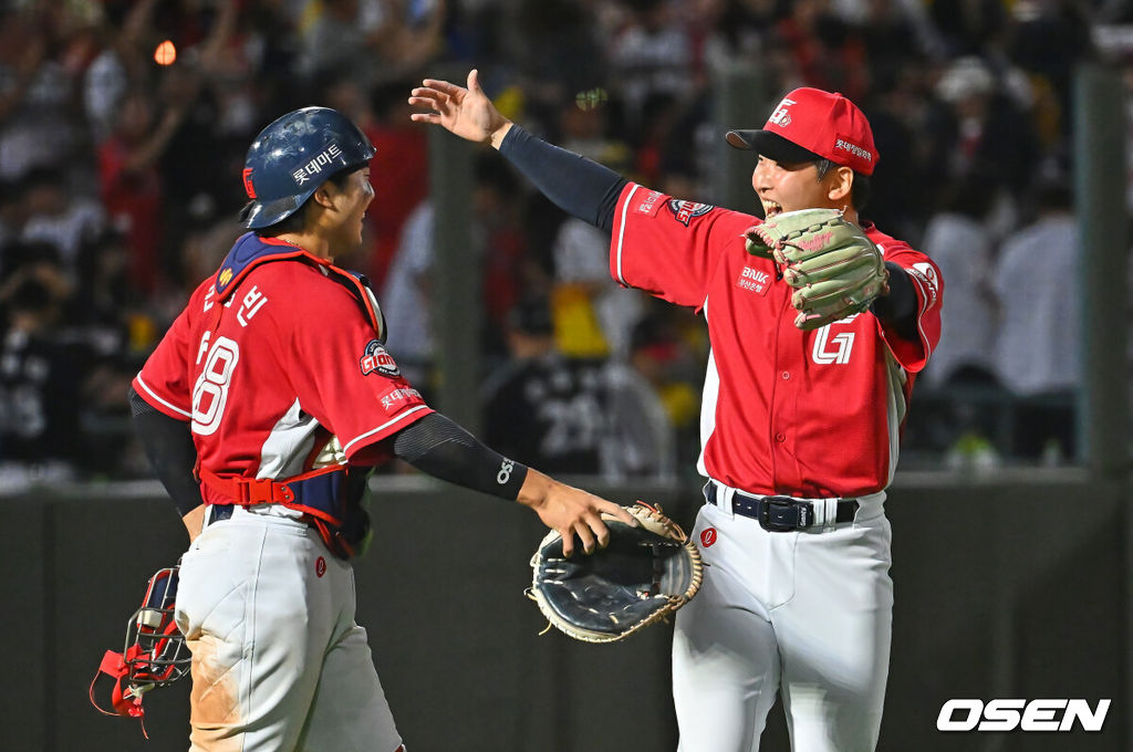 28일 부산 사직야구장에서 2026 신한 SOL KBO 리그 롯데 자이언츠와 LG 트윈스의 경기가 열렸다. 홈팀 롯데는 비슬리가, 방문팀 LG는 장현식이 선발 출전했다.롯데 자이언츠 최준용과 손성빈이 9회초 1사 1루 LG 트윈스 구본혁을 2루수 병살로 잡고 11-9로 승리한 후 기쁨을 나누고 있다. 2026.06.28 / foto0307@osen.co.kr