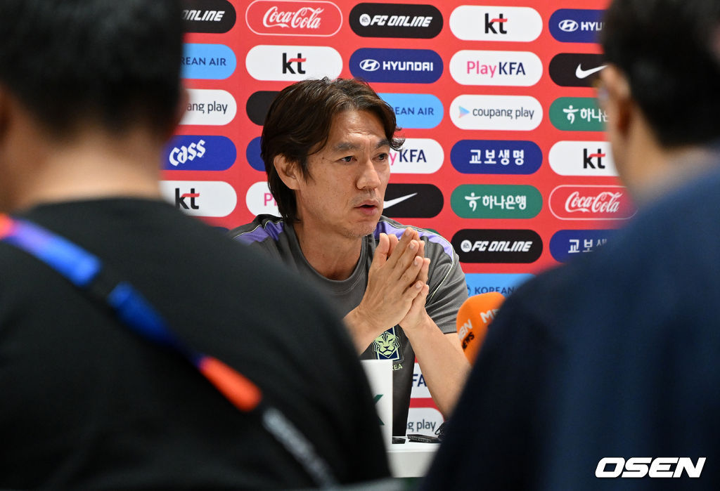 홍명보 감독이 이끄는 대한민국 축구국가대표팀이 26일(한국시각) 멕시코 과달라하라 인근 사포판의 치바스 베르데 바예에서 훈련을 진행했다.대한민국은 1승 2패(승점 3)로 조 3위에 머물렀다. 자력으로 32강에 오를 기회를 놓쳤고, 이제는 다른 조 경기 결과를 기다려야 하는 처지가 됐다.훈련에 앞서 대한민국 홍명보 감독이 인터뷰를 하고 있다. 2026.06.26 /sunday@osen.co.kr