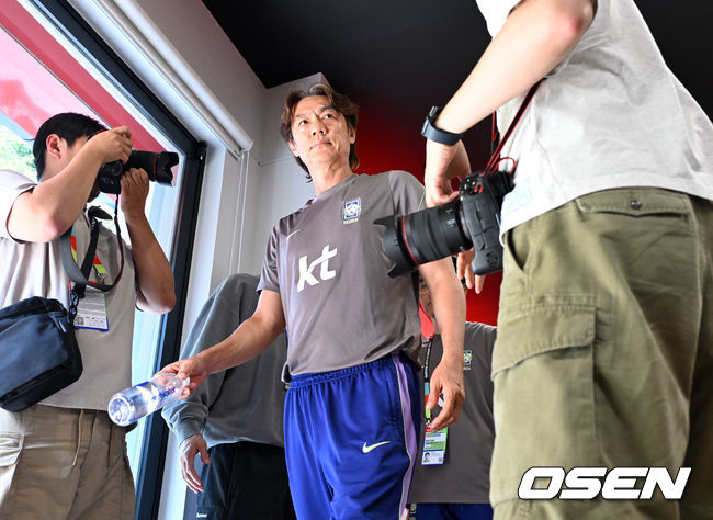 [OSEN=사포판(멕시코), 이대선 기자] 홍명보 감독이 이끄는 대한민국 축구국가대표팀이 26일(한국시각) 멕시코 과달라하라 인근 사포판의 치바스 베르데 바예에서 훈련을 진행했다.대한민국은 1승 2패(승점 3)로 조 3위에 머물렀다. 자력으로 32강에 오를 기회를 놓쳤고, 이제는 다른 조 경기 결과를 기다려야 하는 처지가 됐다.훈련에 앞서 대한민국 홍명보 감독이 인터뷰를 마치고 이동하고 있다. 2026.06.26 /sunday@osen.co.kr