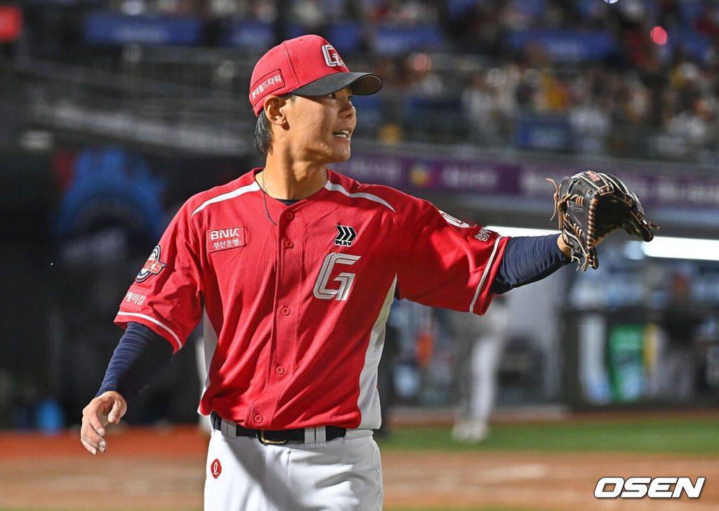 28일 부산 사직야구장에서 2026 신한 SOL KBO 리그 롯데 자이언츠와 LG 트윈스의 경기가 열렸다. 홈팀 롯데는 비슬리가, 방문팀 LG는 장현식이 선발 출전했다.롯데 자이언츠 이이무라가 8회초 2사 1,2루 LG 트윈스 홍창기를 2루수 땅볼로 잡고 하이파이브를 하고 있다. 2026.06.28 / foto0307@osen.co.kr