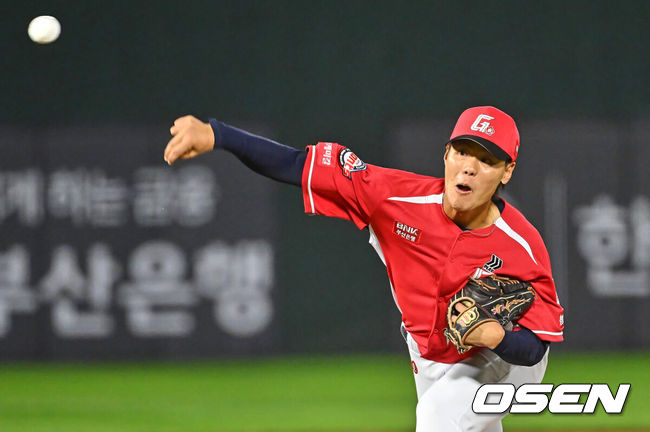 [OSEN=부산, 이석우 기자] 28일 부산 사직야구장에서 2026 신한 SOL KBO 리그 롯데 자이언츠와 LG 트윈스의 경기가 열렸다. 홈팀 롯데는 비슬리가, 방문팀 LG는 장현식이 선발 출전했다.롯데 자이언츠 이이무라가 역투하고 있다. 2026.06.28 / foto0307@osen.co.kr